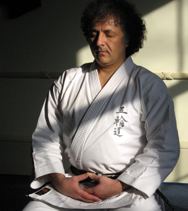 Claudio Iedwab meditating in the dojo