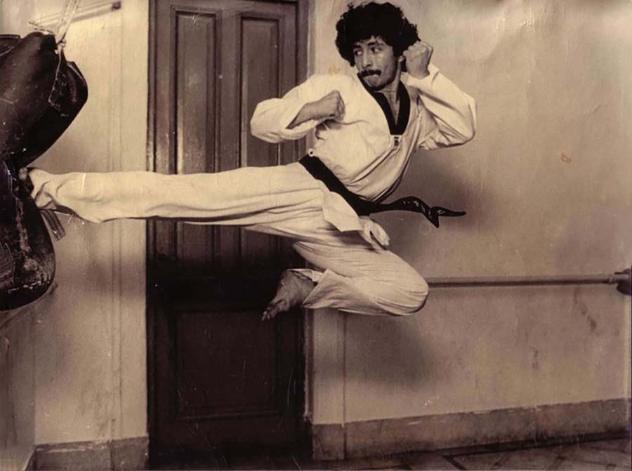 En mi primer Dojang Mooduk con mi amiga 'la bolsa'.<br/>(1983, Buenos Aires) © Claudio Iedwab