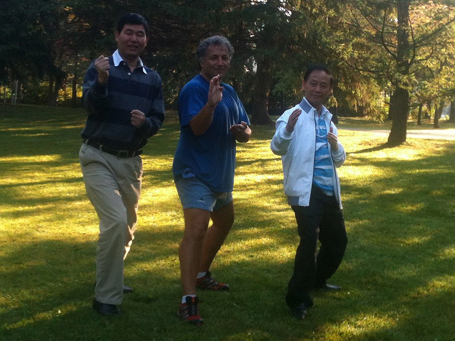 A friendly encounter with visitors from China on Day 5 of Equinox 365<br/>Photo ©2014 Claudio Iedwab