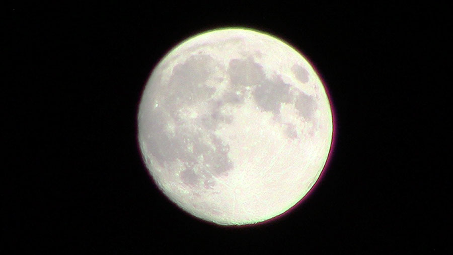 Ayer a la noche filmé la increíble Luna cuando comenzó a mostrarse por encima de las colinas. ¡Este es uno de los cuadros extraídos después de reducir su brillo! <br />Photo by ©2014 Claudio Iedwab